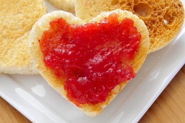 Pain grillé et confiture en forme de coeur — Photo