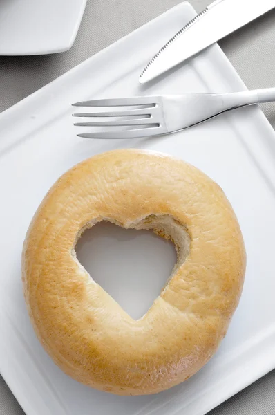 Bagel avec un trou en forme de coeur — Photo