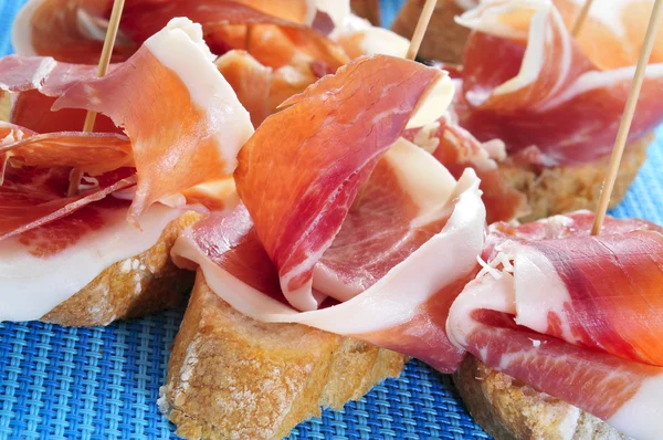 Spanyol pincho de Jamón, spanyol sonkás kenyér szolgált — Stock Fotó