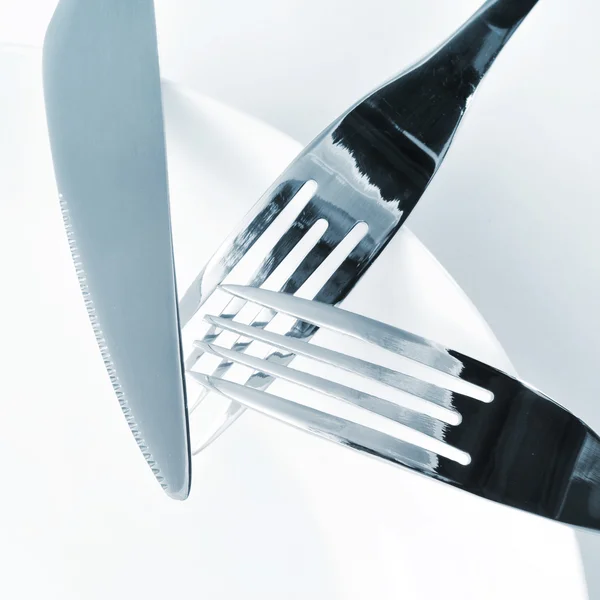 Piatto, coltello e forchette su una tavola apparecchiata — Foto Stock