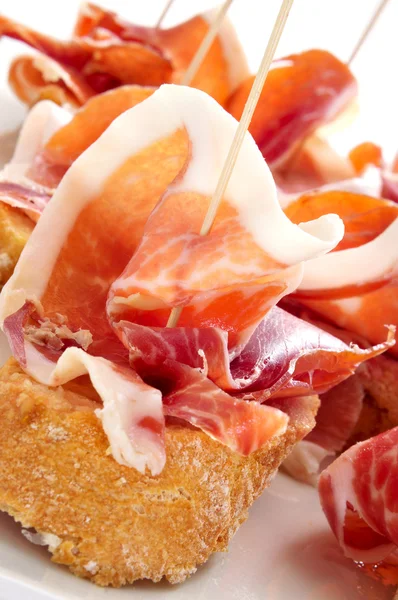 Ισπανική pinchos de jamon, ζαμπόν serrano σερβίρεται με ψωμί — Φωτογραφία Αρχείου