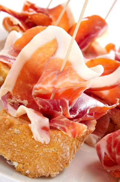 Spanische Pinchos de jamon, Serrano-Schinken auf Brot — Stockfoto