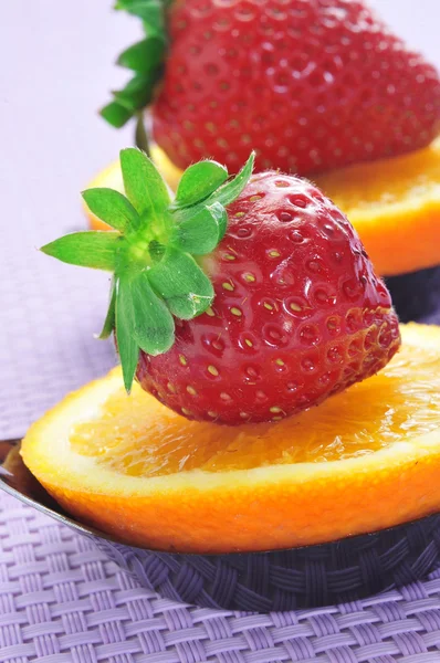 Erdbeere und Orangendessert — Stockfoto