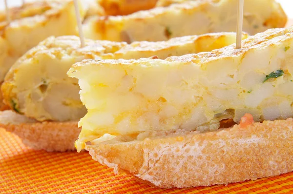 西班牙 pincho de 玉米饼，西班牙 omelete 送达面包 — 图库照片