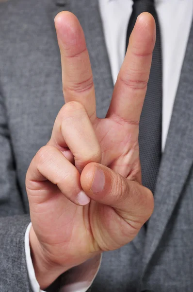 Mann im Anzug gibt das V-Zeichen — Stockfoto