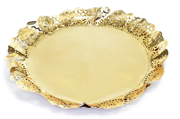 Guardanapo de renda de papel dourado em uma tábua de bolo — Fotografia de Stock
