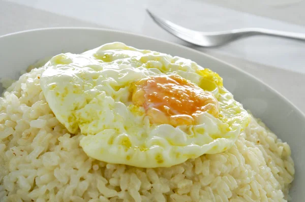 Španělská arroz a la cubana, typické rýžové jídlo ve Španělsku — Stock fotografie