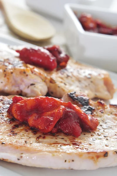 Grillad kycklingkött och grillad paprika — Stockfoto