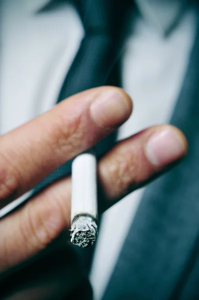 Człowiek w garniturze palenia — Zdjęcie stockowe