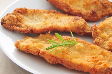 İspanyol escalopa de pollo a la milanesa, ekmekli tavuk fileto