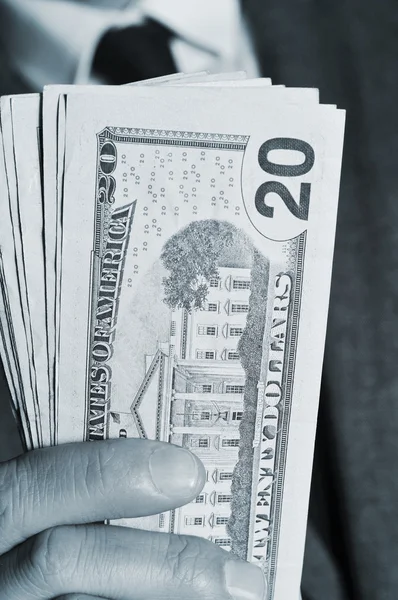 Man in pak met dollarbiljetten — Stockfoto