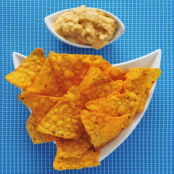 Tortilla chips dan hummus — Stok Foto