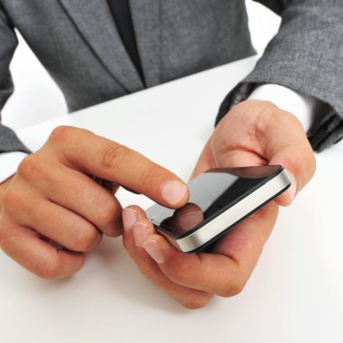 bir smartphone kullanarak iş adamı