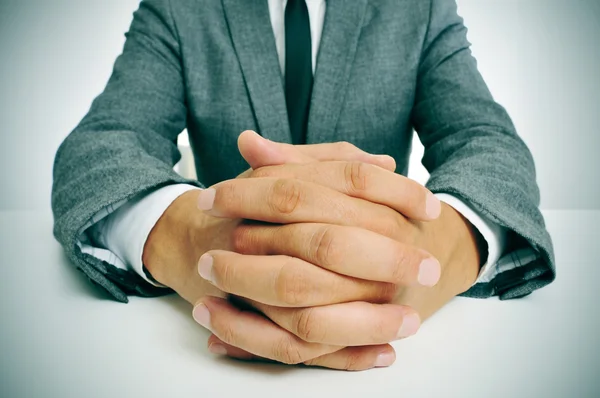 Homme en costume avec les mains jointes — Photo