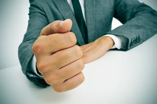 Man in pak bonzen zijn vuist op het Bureau — Stockfoto