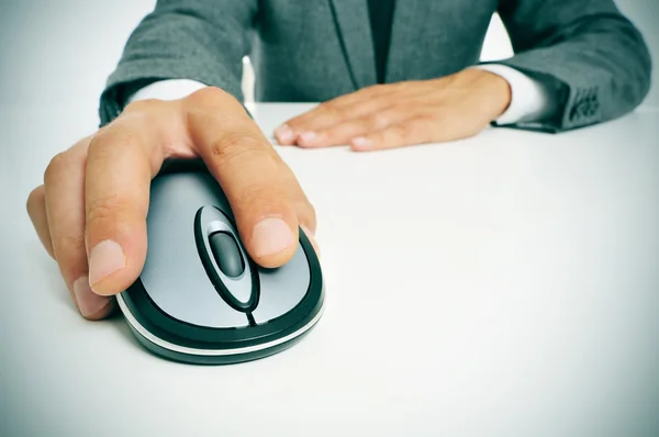 Empresário usando um mouse computador — Fotografia de Stock