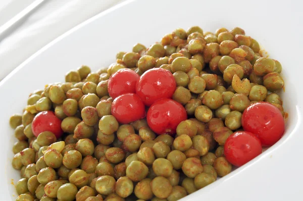 Peas and tomatoes — Stock Photo, Image