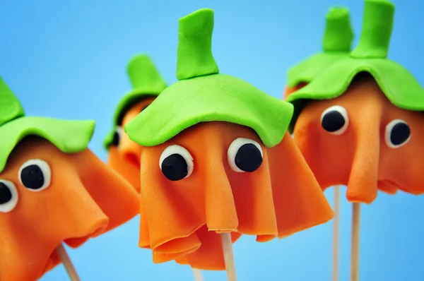 Cake pops with the shape of ghost Halloween pumpkins — Stock Photo, Image