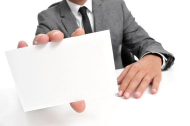 boş bir tabela gösteren takım elbiseli adam