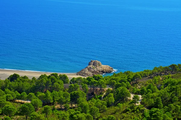 Zerrissener Strand in hospitalet del infant, Spanien — Stockfoto