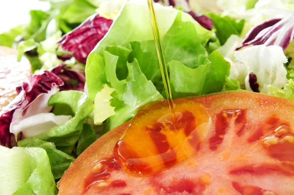 Salada verde com azeite — Fotografia de Stock