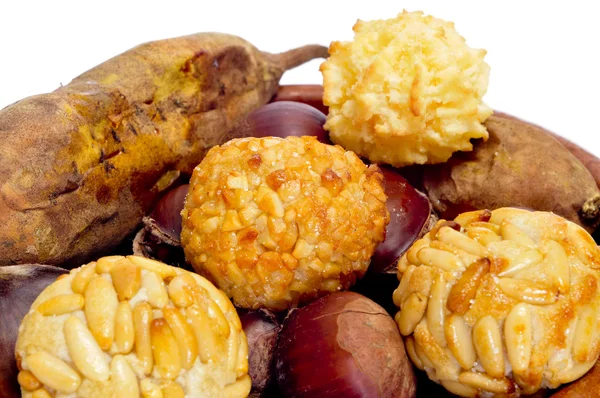 Panellets and roasted chestnuts and sweet potatoes, typical snac — Stockfoto