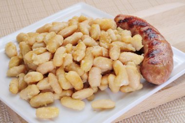 botifarra amb mongetes, kızarmış beyaz fasulye ve tipik bir sosis
