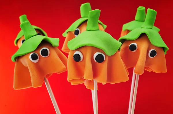 Cake Pops in Form von Geisterhalloween-Kürbissen — Stockfoto