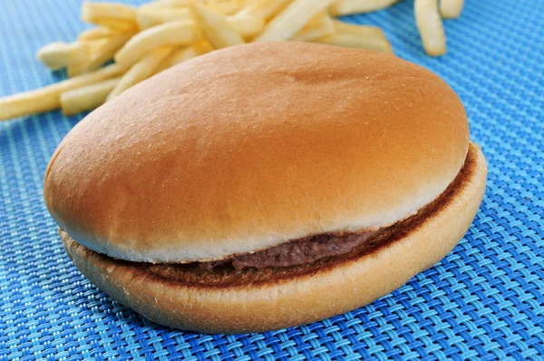 Sandwich de hamburguesa y papas fritas — Foto de Stock