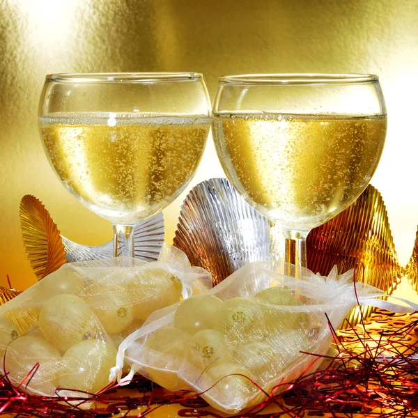 Spanish champagne and the twelve grapes of luck — Stock Photo, Image