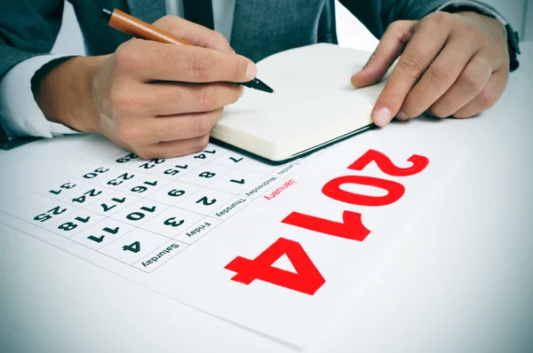 Geschäftsmann mit Kalender für 2014 — Stockfoto