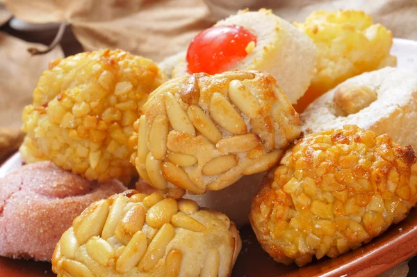 Panellets, jellemző süteményeit szolgálják fel Katalónia, Spanyolország, SA összes evett — Stock Fotó