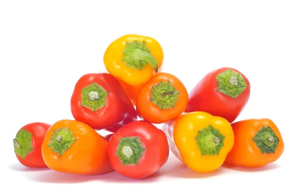 Niet-scherpsmakende pepers van verschillende kleuren — Stockfoto