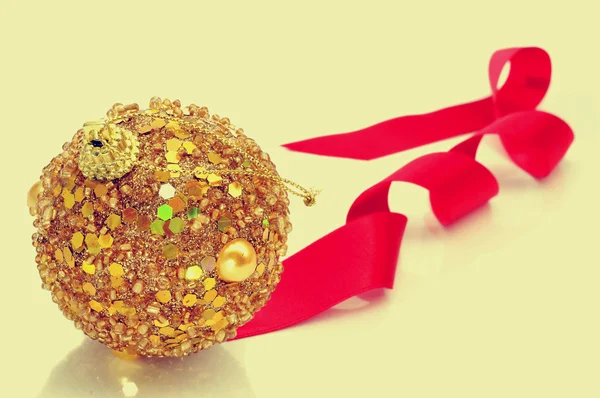 Χριστουγεννιάτικη μπάλα και κορδέλα — Φωτογραφία Αρχείου