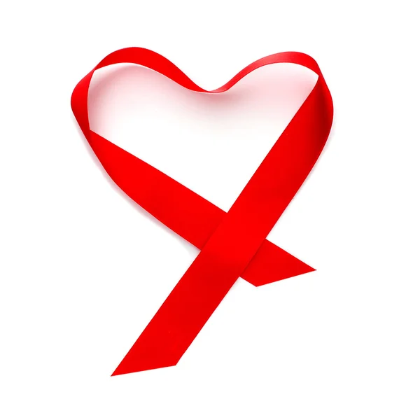 ริบบิ้นสีแดงรูปหัวใจ — ภาพถ่ายสต็อก