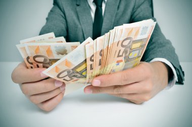 euro Bono sayma ile takım elbiseli adam