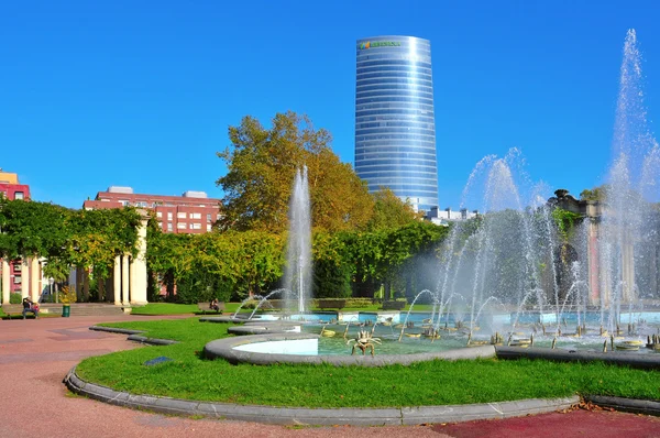 Parque de dona casilda de iturriza i iberdrola tower w bilbao — Zdjęcie stockowe