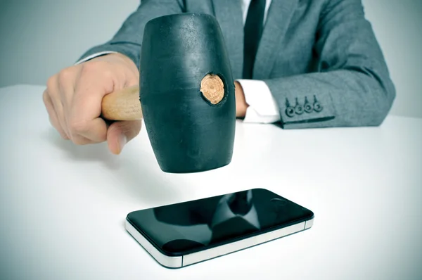 Hombre de negocios corretaje de un teléfono inteligente — Foto de Stock