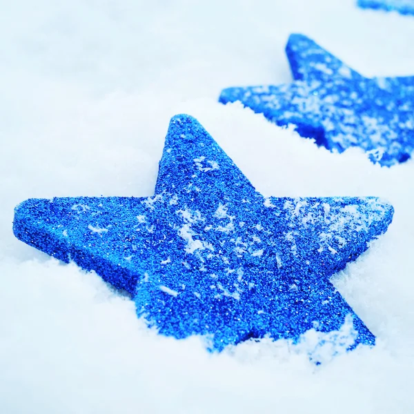 Weihnachtssterne im Schnee — Stockfoto