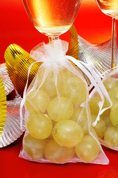 Champán español y las doce uvas de la suerte — Foto de Stock