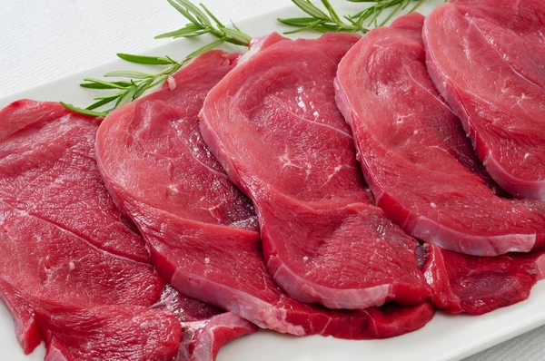 Filetes de carne de bovino cru — Fotografia de Stock