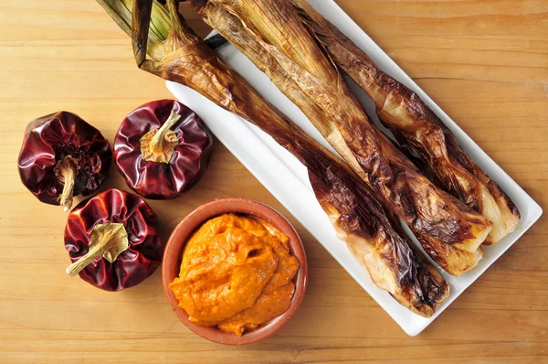 Calcotte alla brace, cipolle dolci e salsa romesco tipica di Ca — Foto Stock
