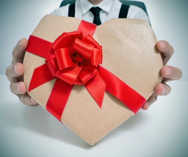 Herzförmiges Geschenk — Stockfoto