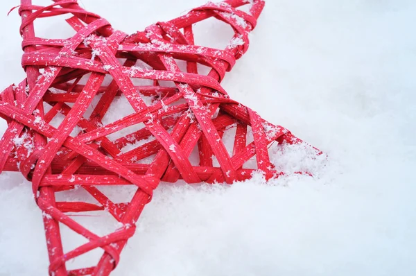 Estrela de Natal na neve — Fotografia de Stock