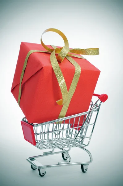 Gift in a shopping cart — Stock Photo, Image