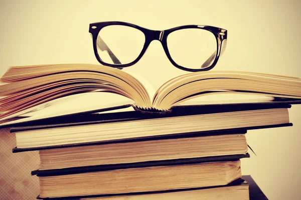 책 과 안경 — 스톡 사진