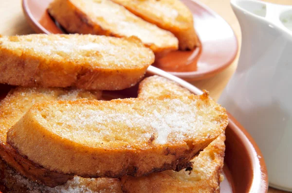 Dezerty torrijas, typické španělské dezert pro postní a velikonoční — Stock fotografie