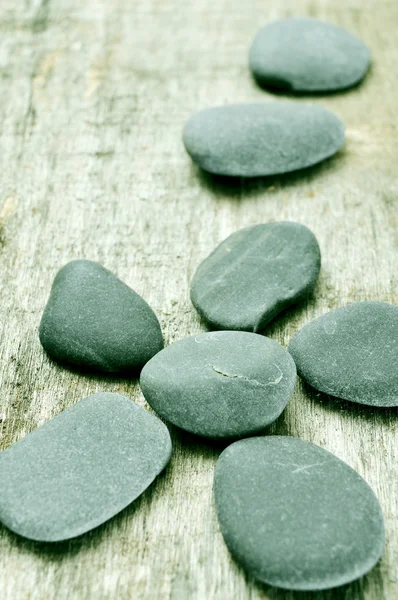 Piedras sobre una vieja superficie de madera — Foto de Stock