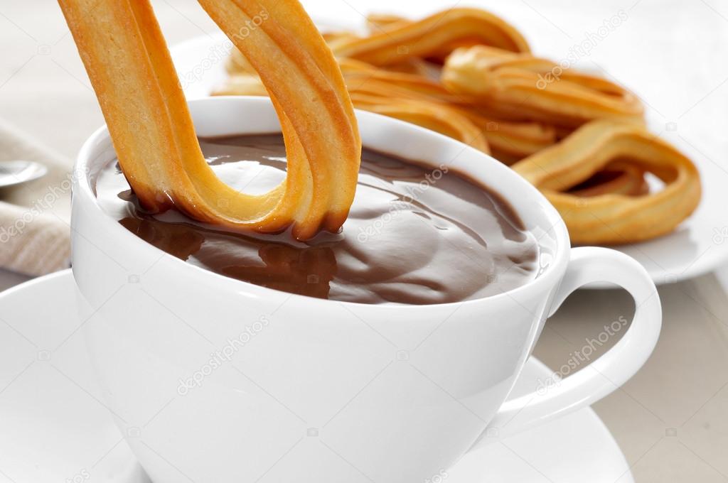 Churros con chocolate, a typical Spanish sweet snack — Stock Photo