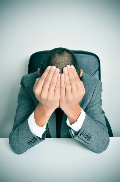 Homme d'affaires avec ses mains dans sa tête — Stockfoto